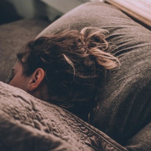 Melatonina para dormir: como funciona e os benefícios para o sono